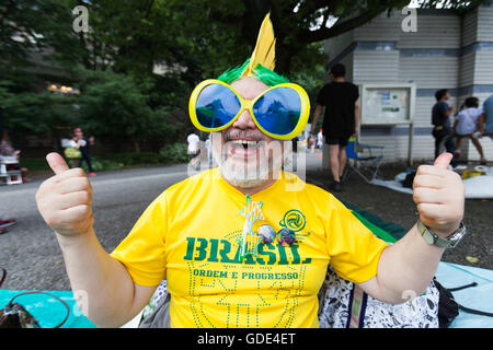 Tokyo, Japon. 16 juillet, 2016. Un homme aime le Festival Brasil 2016 à Yoyogi Park le 16 juillet 2016, Tokyo, Japon. Le festival annuel rassemble la nourriture brésilienne et de divertissement y compris la samba et la Capoeira les artistes interprètes ou exécutants. Organisée par la Camara de Comercio Brasileira no Japao l'événement se déroule jusqu'au 17 juillet. La communauté brésilienne est la troisième plus grande population immigrante au Japon. Credit : Rodrigo Reyes Marin/AFLO/Alamy Live News Banque D'Images