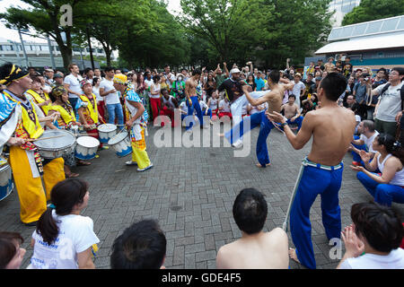 Tokyo, Japon. 16 juillet, 2016. Les danseurs de capoeira produire au Festival Brasil 2016 à Yoyogi Park le 16 juillet 2016, Tokyo, Japon. Le festival annuel rassemble la nourriture brésilienne et de divertissement y compris la samba et la Capoeira les artistes interprètes ou exécutants. Organisée par la Camara de Comercio Brasileira no Japao l'événement se déroule jusqu'au 17 juillet. La communauté brésilienne est la troisième plus grande population immigrante au Japon. Credit : Rodrigo Reyes Marin/AFLO/Alamy Live News Banque D'Images