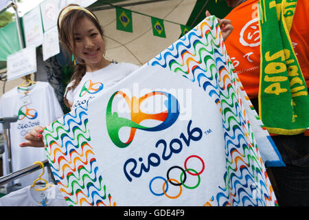 Tokyo, Japon. 16 juillet, 2016. Un membre du personnel pose pour une photo à la Brasil Festival 2016 à Yoyogi Park le 16 juillet 2016, Tokyo, Japon. Le festival annuel rassemble la nourriture brésilienne et de divertissement y compris la samba et la Capoeira les artistes interprètes ou exécutants. Organisée par la Camara de Comercio Brasileira no Japao l'événement se déroule jusqu'au 17 juillet. La communauté brésilienne est la troisième plus grande population immigrante au Japon. Credit : Rodrigo Reyes Marin/AFLO/Alamy Live News Banque D'Images