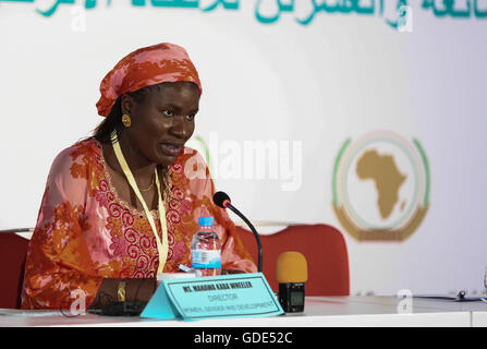 Kigali, Rwanda. 15 juillet, 2016. Mahawa Kaba Wheeler, directeur de la femme, genre et développement à la Commission de l'Union africaine (CUA), prend la parole lors d'une conférence de presse à Kigali, capitale du Rwanda, le 15 juillet 2016. L'Union africaine (UA) a appelé à l'inclusion et l'autonomisation des femmes africaines comme le continent définit les stratégies pour réaliser ses objectifs 2063 de l'ordre du jour. © Pan Siwei/Xinhua/Alamy Live News Banque D'Images