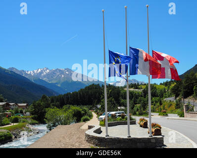 Termignon, France. 16 juillet, 2016. Je vois des drapeaux en berne dans le village alpin comme une marque de respect pour ceux qui sont morts dans l'attaque du camion à Nice Crédit : Alan D'Ouest/Alamy Live News Banque D'Images