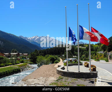 Termignon, France. 16 juillet, 2016. Je vois des drapeaux en berne dans le village alpin comme une marque de respect pour ceux qui sont morts dans l'attaque du camion à Nice Crédit : Alan D'Ouest/Alamy Live News Banque D'Images