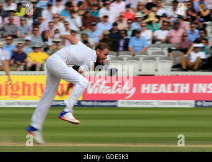 16.07.2016. Lord's, Londres, Angleterre. Le premier test-match de cricket Investec. L'Angleterre et le Pakistan. England's fast bowler Stuart offre large