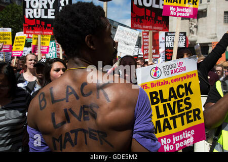 Londres, Royaume-Uni. 16 juillet, 2016. Black vit Question à l'Assemblée des peuples partisans démonstration : Pas plus d'austérité - Non au racisme - conservateurs doivent aller, le samedi 16 juillet, à Londres, Royaume-Uni. Des dizaines de milliers de personnes se sont réunies pour protester dans une manifestation dans la capitale pour protester contre le parti conservateur. Près de 150 conseillers municipaux de partout au pays ont signé une lettre critiquant le gouvernement pour la réduction du financement et et se joindra à ceux qui défilaient à Londres. Crédit : Michael Kemp/Alamy Live News Banque D'Images