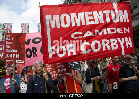 Londres, Royaume-Uni. 16 juillet, 2016. Jeremy Corbyn Pro des pancartes à l'Assemblée des peuples de la démonstration : Pas plus d'austérité - Non au racisme - conservateurs doivent aller, le samedi 16 juillet, à Londres, Royaume-Uni. Des dizaines de milliers de personnes se sont réunies pour protester dans une manifestation dans la capitale pour protester contre le parti conservateur. Près de 150 conseillers municipaux de partout au pays ont signé une lettre critiquant le gouvernement pour la réduction du financement et et se joindra à ceux qui défilaient à Londres. Crédit : Michael Kemp/Alamy Live News Banque D'Images