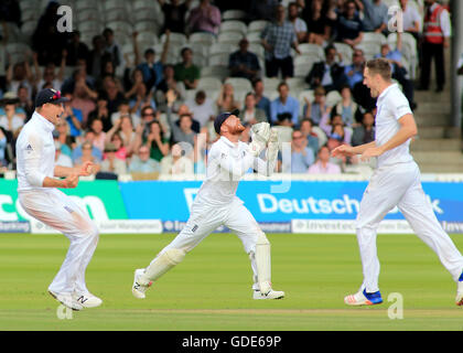 16.07.2016. Lord's, Londres, Angleterre. Le premier test-match de cricket Investec. L'Angleterre et le Pakistan. Angleterre Guichet Keeper Jonny Bairstow célèbre après le Pakistan's Sarfraz Ahmed bords la balle dans ses gants, rejoint par Chris bowler Woakes (droite) et Joe Root Banque D'Images