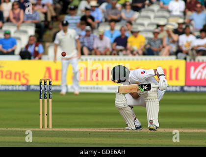 16.07.2016. Lord's, Londres, Angleterre. Le premier test-match de cricket Investec. L'Angleterre et le Pakistan. Le Pakistan's Sarfraz Ahmed évite un videur de England's fast bowler Stuart large Banque D'Images