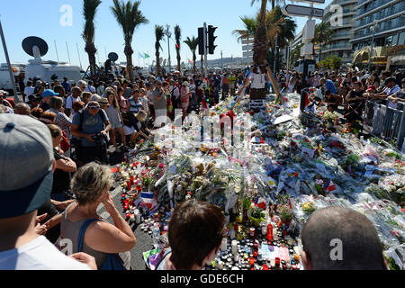 Nice, France. 16 juillet, 2016. Des fleurs, des bougies et des jouets sont à la scène à Nice, France, le 16 juillet 2016 où un camion conduit jusqu'à une foule lors de la fête de la Bastille. Au moins 84 personnes sont mortes et plusieurs ont été blessés. Photo : Andreas Gebert/dpa/Alamy Live News Banque D'Images