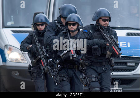 Mainz-Kastel, en Allemagne. 15 juillet, 2016. Une équipe d'intervention d'agents de la police de Hesse en photo pendant un exercice de formation à la lutte contre le terrorisme dans les motifs d'une caserne, à Mainz-Kastel, en Allemagne, le 15 juillet 2016. PHOTO : BORIS ROESSLER/DPA/Alamy Live News Banque D'Images