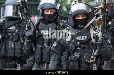 Mainz-Kastel, en Allemagne. 15 juillet, 2016. Les policiers du une unité de police spéciale de la police de Francfort en photo pendant un exercice de formation à la lutte contre le terrorisme dans les motifs d'une caserne, à Mainz-Kastel, en Allemagne, le 15 juillet 2016. PHOTO : BORIS ROESSLER/DPA/Alamy Live News Banque D'Images