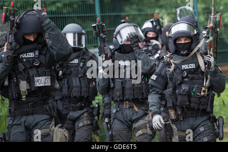 Mainz-Kastel, en Allemagne. 15 juillet, 2016. Les policiers du une unité de police spéciale de la police de Francfort en photo pendant un exercice de formation à la lutte contre le terrorisme dans les motifs d'une caserne, à Mainz-Kastel, en Allemagne, le 15 juillet 2016. PHOTO : BORIS ROESSLER/DPA/Alamy Live News Banque D'Images