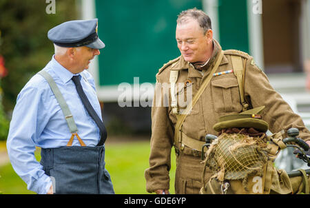 Woodhall Spa, Lincolnshire, Royaume-Uni. 16 juillet, 2016. La cinquième conférence annuelle de Woodhall Spa 1940 Festival attire 20 000 visiteurs durant le week-end, qui célèbre le meilleur de la vie sur le front de l'intérieur britannique de la Seconde Guerre mondiale dans les années 40. Après une ouverture de Service du souvenir dans l'église du village, Cour le jour s'est déroulé avec les épouses de militaires Choir et 1940 interprètes ainsi qu'une guerre mondiale deux groupe de reconstitution 'digging in' et vivant dans les bois pour le week-end. Crédit : Matt Limb/Alamy Live News Banque D'Images