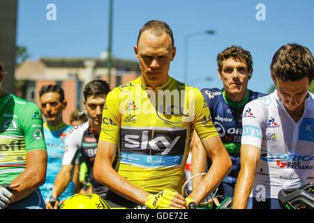 La France. 16 juillet, 2016. Montélimar à Villars les Dombes Parc des Oiseaux, de France. Christopher FROOME (GBR) de l'équipe SKY payer une minutes de silence en ce qui a trait au début pendant un moment de silence pour les victimes de l'attaque terroriste à Nice lors de l'étape 14 du Tour de France 2016 une étape de 208,5 km entre Montélimar et Villars-Les-Dombes Parc des Oiseaux : Action Crédit Plus Sport Images/Alamy Live News Banque D'Images