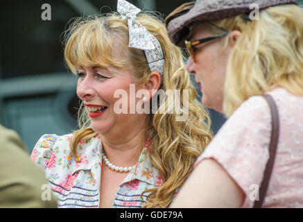 Woodhall Spa, Lincolnshire, Royaume-Uni. 16 juillet, 2016. La cinquième conférence annuelle de Woodhall Spa 1940 Festival attire 20 000 visiteurs durant le week-end, qui célèbre le meilleur de la vie sur le front de l'intérieur britannique de la Seconde Guerre mondiale dans les années 40. Après une ouverture de Service du souvenir dans l'église du village, Cour le jour s'est déroulé avec les épouses de militaires Choir et 1940 interprètes ainsi qu'une guerre mondiale deux groupe de reconstitution 'digging in' et vivant dans les bois pour le week-end. Crédit : Matt Limb/Alamy Live News Banque D'Images