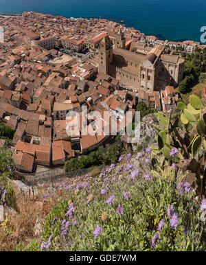 Vue sur le Duomo et la mer Tyrrhénienne de la Rocca di Cefalu Banque D'Images