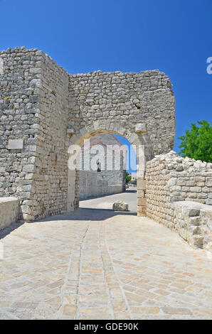 Porte romaine à travers les murs de la ville de Nin, près de Zadar en Croatie Banque D'Images