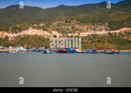 Bateaux de pêche dans la baie de Vinh Hy,mer South-Chinese,Vietnam,Asia Banque D'Images