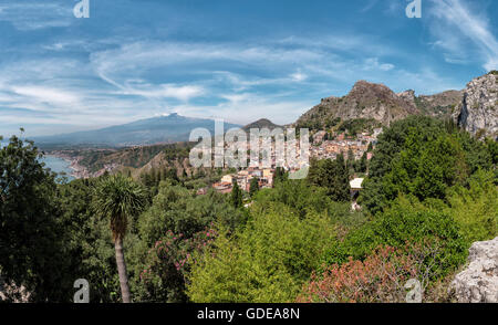 Voir à Taormina, avec l'Etna à l'arrière-plan Banque D'Images