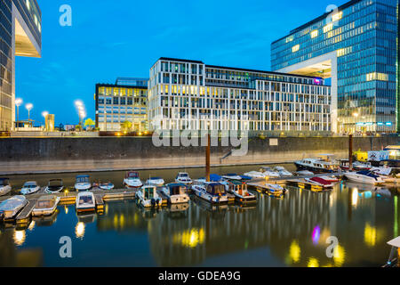 Port de plaisance,maisons,grue,Rheinauhafen Cologne, Rhénanie du Nord-Westphalie,Allemagne,en Europe Banque D'Images