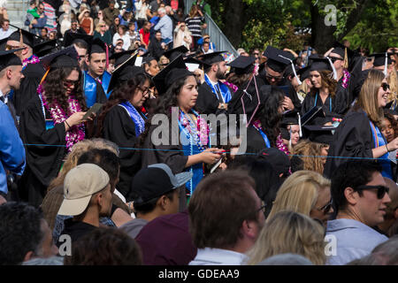 Les étudiants qui fréquentent l'université des diplômes à l'Université d'état de Sonoma à Rohnert Park dans le Comté de Sonoma en Californie United States Banque D'Images