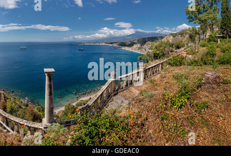 À partir d'un jardin d'un ancien hôtel particulier vue vers Giardini Naxos Banque D'Images