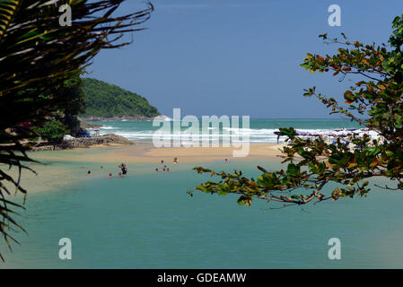 La Hat Nai Harn Beach près de Rawai dans le sud de l'île de Phuket dans le sud de la Thaïlande en Southeastasia. Banque D'Images