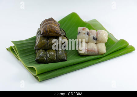 De la banane dessert laissez-Koaw tom-boue isolé sur fond blanc snack original de Thaï. Banque D'Images