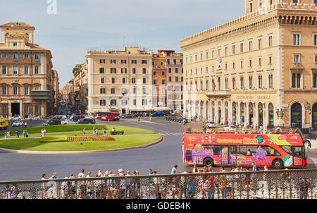 Bus de tourisme sur la Piazza Venezia Rome Lazio Italie Europe Banque D'Images