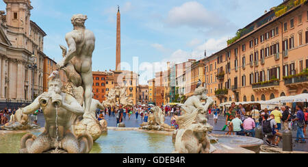 Fontana del Moro (Moor) avec fontaine Fontana dei Quattro Fiumi et l'obélisque de Domitien en arrière-plan, la Piazza Navona Rome Lazio Italie Europe Banque D'Images