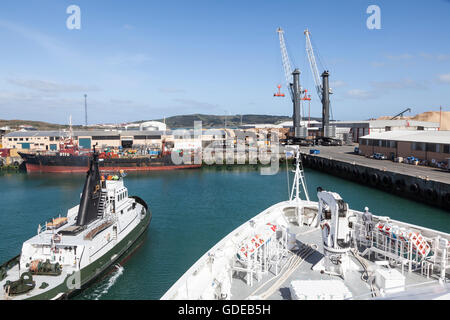 Remorqueur portuaire 'Monowai' du Ponant directeurs Le Soleal au quai en Bluff, Nouvelle-Zélande Banque D'Images