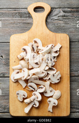 Champignons blancs tranchés frais, de l'alimentation vue d'en haut Banque D'Images