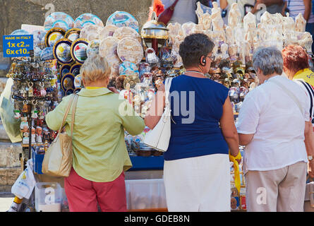 3 Les femmes qui à un étal de souvenirs Piazza della Rotonda Rome Lazio Italie Europe Banque D'Images