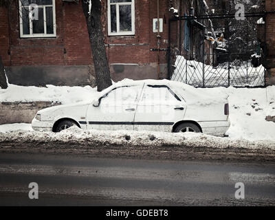 Voiture dans la neige sur le bord de la route Banque D'Images