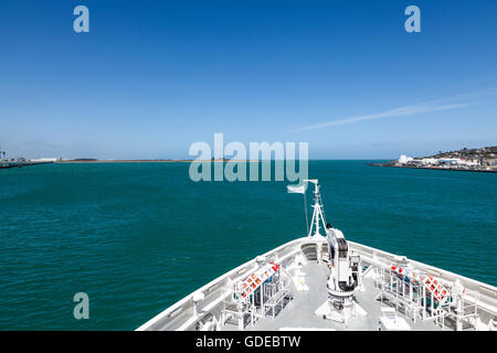 Du Ponant Le navire d'expédition Soleal laissant Bluff, Nouvelle-Zélande Banque D'Images