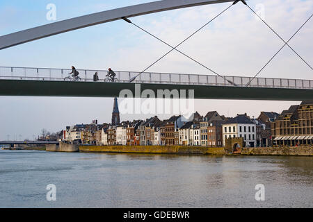 Des vélos en passant sur un pont moderne, Maastricht, Pays-Bas Banque D'Images