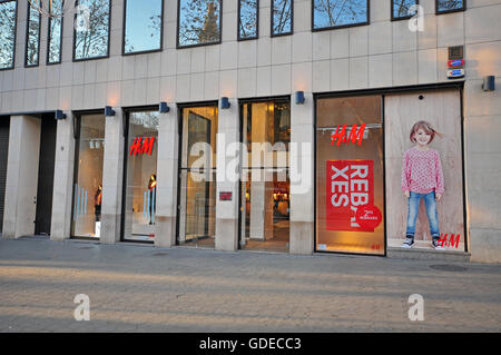 Barcelone, Espagne - 17 janvier : magasin H & M dans le Paseo de Gracia à Barcelone le 17 janvier 2015. Banque D'Images