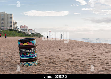 DURBAN, AFRIQUE DU SUD - 12 mars 2016 : poubelle sur la plage près de pêcheur de l'Umhlanga Rocks Banque D'Images