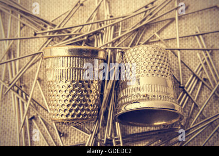 Les bornes et cosses sur un morceau de tissu vu de dessus. Vintage style. Image horizontale. Banque D'Images