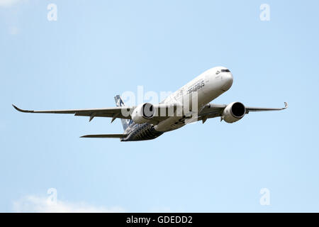 Un Airbus A350 vole au cours de Farnborough en juillet 2016 Banque D'Images