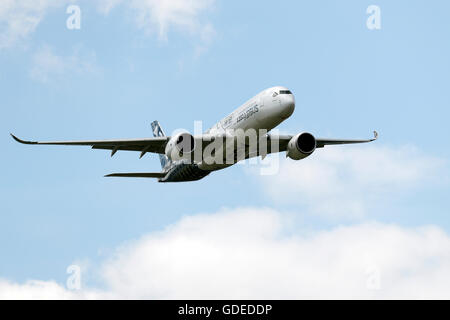 Un Airbus A350 vole au cours de Farnborough en juillet 2016 Banque D'Images