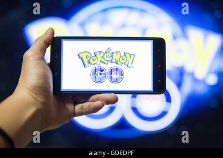 Pokemon jeu de Go alors qu'avec l'arrière-plan flou Banque D'Images