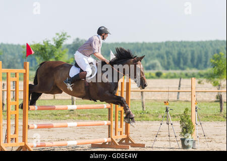 Young man riding a horse Banque D'Images