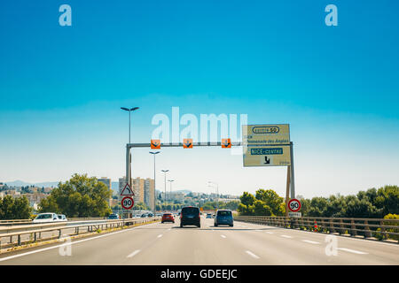 Nice, France - 28 juin 2015 : la circulation des véhicules sur autoroute, l'autoroute A8 près de Nice, France Banque D'Images