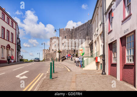 Vue vers l'entrée de château sur la colline de Westgate, Pembrokeshire, Pays de Galles, Royaume-Uni. Banque D'Images