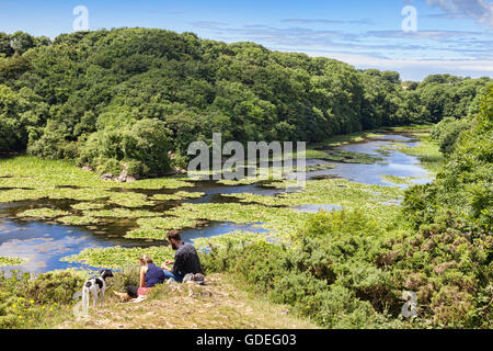 Jeune couple à Bosherston étangs de lys, sur la succession, Stackpole Parc National de Pembrokeshire Coast, Pays de Galles, Royaume-Uni Banque D'Images