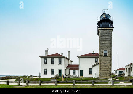 Vue sur le phare de lumière de Castor près de Jamestown, le Île Conanicut, Rhode Island, avec un ciel bleu Banque D'Images