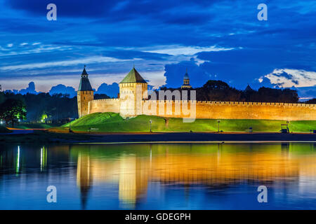 Mur et tours de Veliky Novgorod kremlin, vue de l'autre côté de la rivière, la Russie Volkhov Banque D'Images