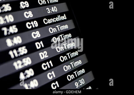 Close up of airline flight monitor montrant la porte et l'heure du départ avec une faible profondeur de champ Banque D'Images
