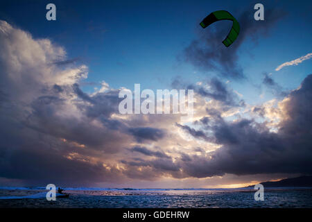 Silhouette d'un kitesurfeur, Los Lances, Tarifa, Andalousie, Espagne Banque D'Images