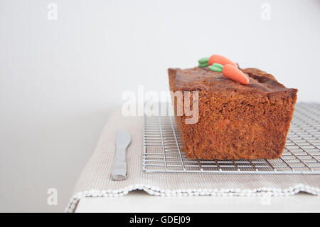 Le gâteau aux carottes sur rack de refroidissement du métal Banque D'Images